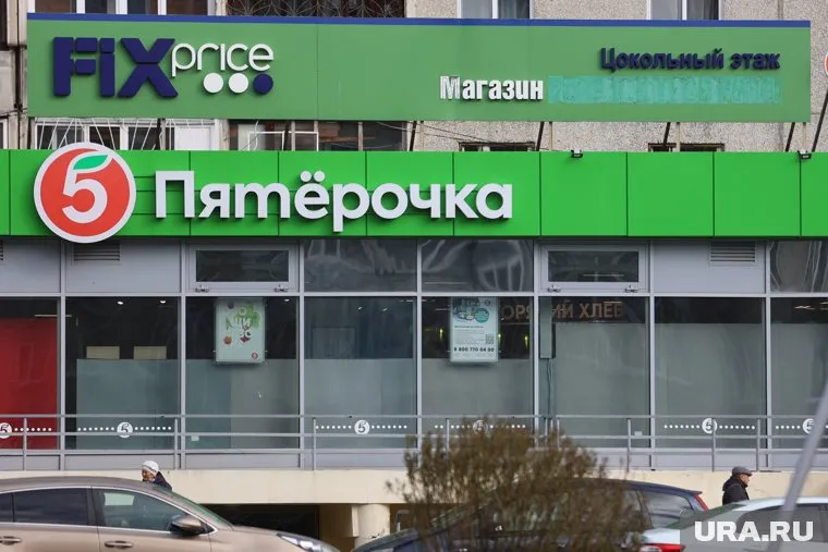 В здании находится несколько магазинов