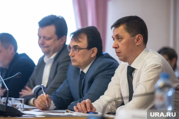 Алексей Аносов (справа) уже дважды терпит фиаско в Тюменской областной Думе