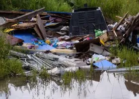Власти разорвали контракт с мусорным подрядчиком после коллапса в свердловских городах