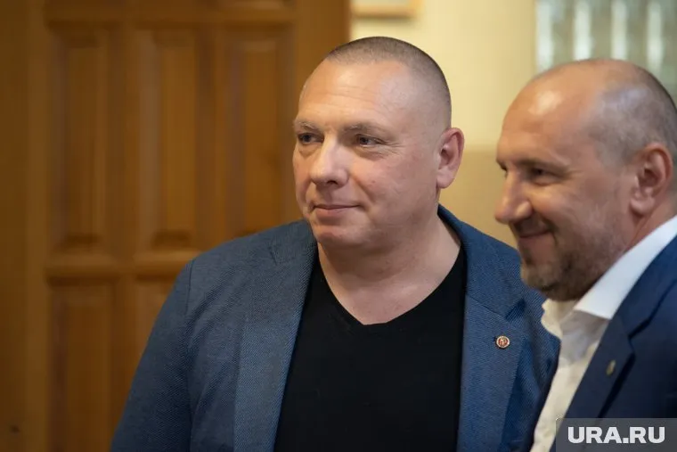 Игорь Ушанов (по центру) незаконно подключился к водопроводу, считают общественники