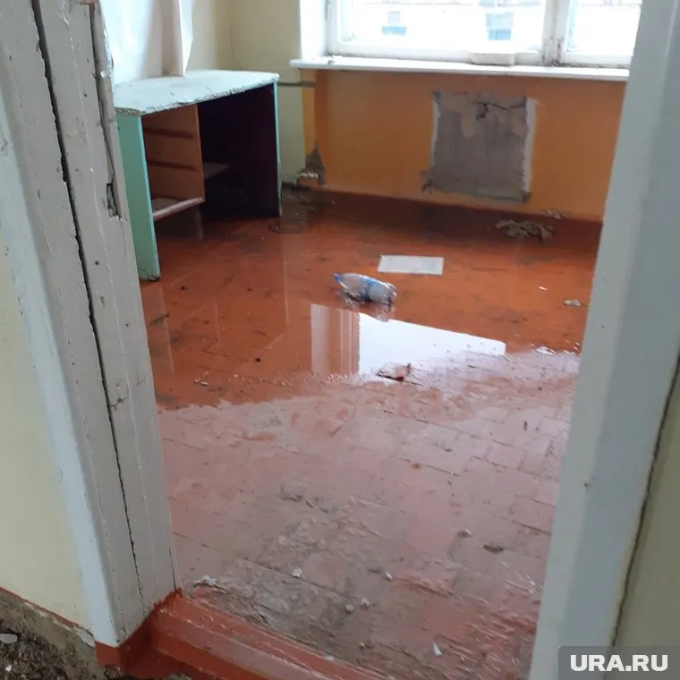 По словам жителей, приказ снять кровлю исходил от местных властей
