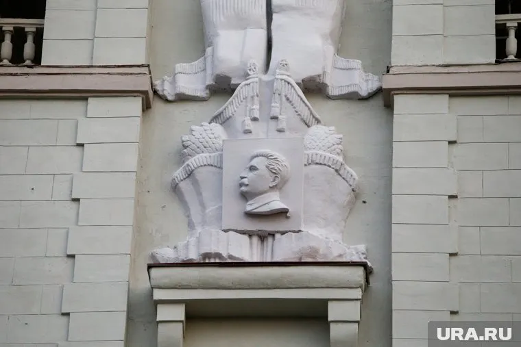 Барельеф Сталина находился на Доме офицеров в Екатеринбурге до 1956 года