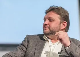 Экс-губернатор Белых захотел стать тюремным библиотекарем