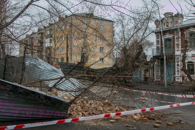 Рухнувшее нежилое здание (памятник архитектуры) по улице Советская 131. Курган, развалины, кирпичи, лента ограждения, улица советская