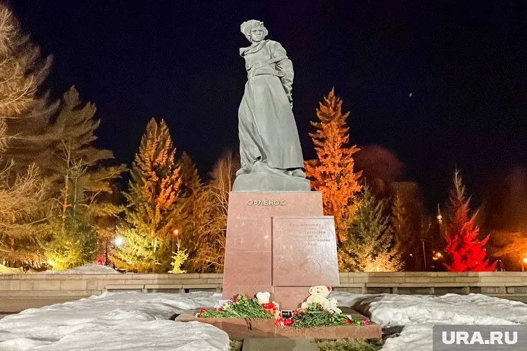 Стихийным мемориалом в Челябинске находится у памятника Орленку
