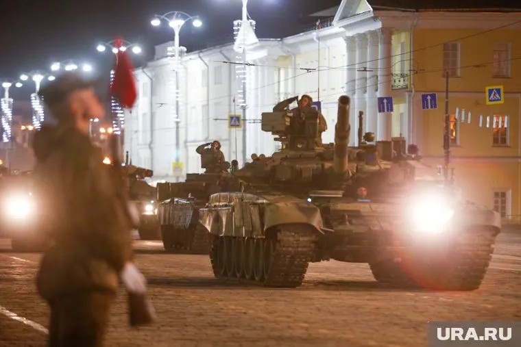 По центру Екатеринбурга прошли военные