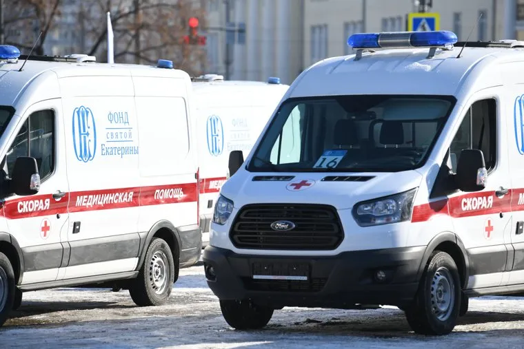 Передача машин скорой помощи от Фонда святой Екатерины екатеринбургским медикам. Екатеринбург