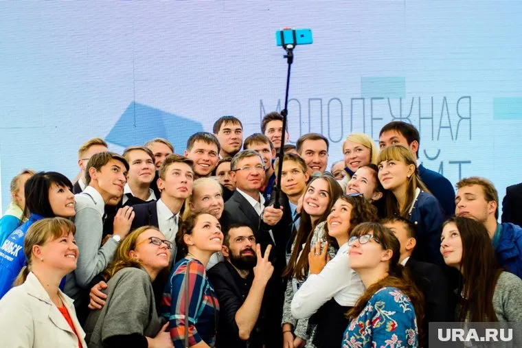 Беседа губернатора с тобольской молодежью завершилась совместным селфи