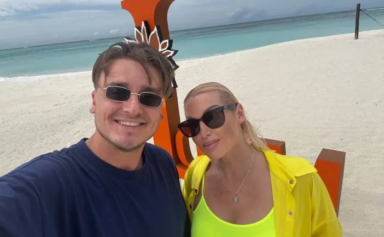 С коллегой Анастасия не только работает, но и отдыхает