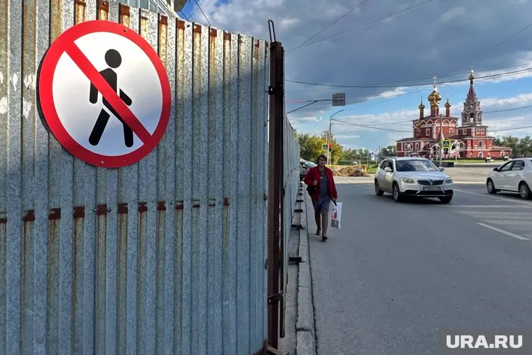 Курганцам закрыли проходы к остановке возле долгостроя