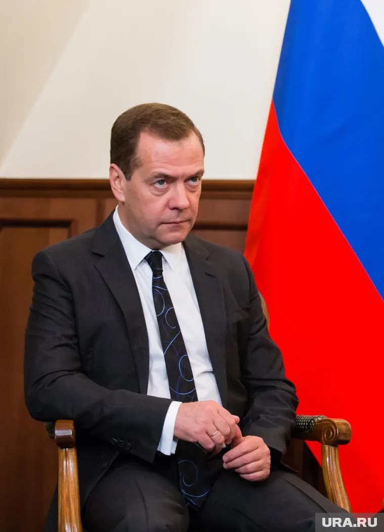 По мнению Медведева, Запад с помощью переговоров хочет ослабить Россию