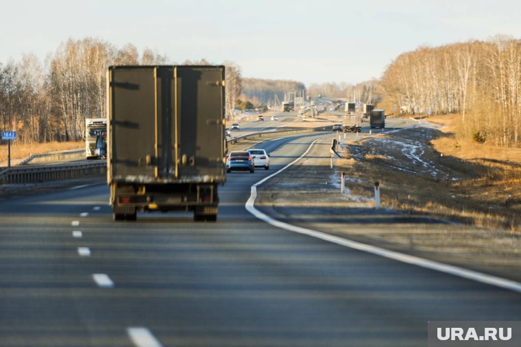 Фуры встали на трассе М-5 в Челябинской области из-за льда на асфальте. Видео