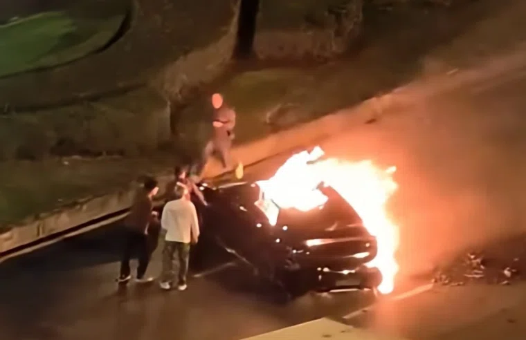 Спасти водителя не удалось, так как двери машины оказались заблокированы