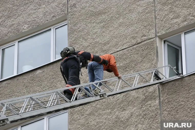 В Астрахани спасатели провели эвакуацию жителей подъездов с первого по третий (архивное фото)