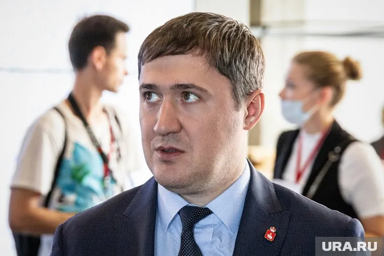 Дмитрию Махонину пришлось уйти во время заседания, чтобы поговорить по телефону с полпредом