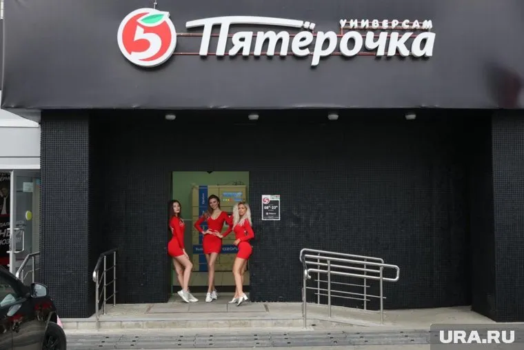 На один день магазин перекрасили в черный цвет