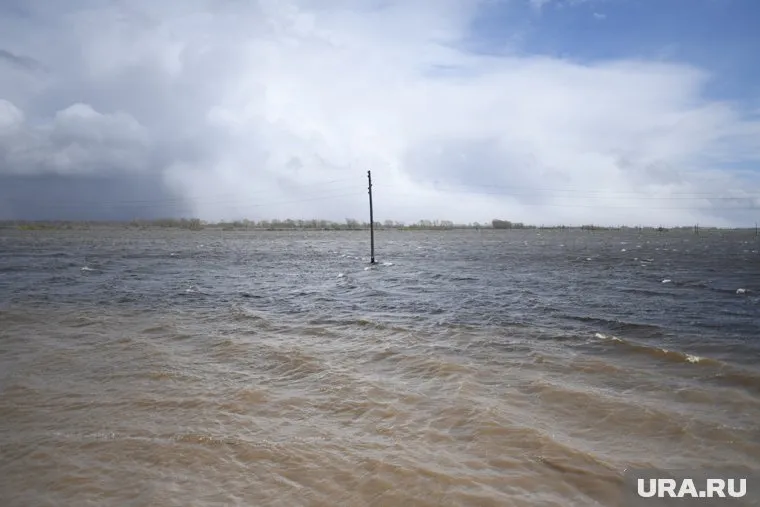 В селе Ильинка в реке Ишим уровень воды продолжает превышать критическую отметку