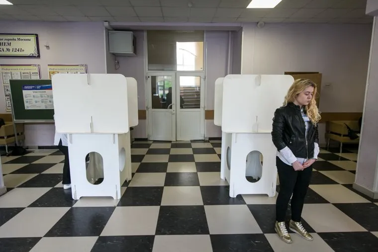 Праймериз "Единой России". Москва, избирательный участок, кабинки для голосования
