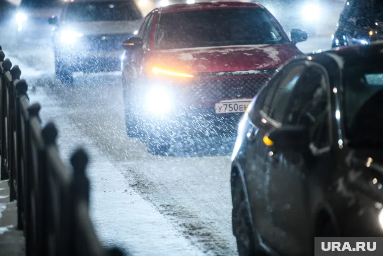 Пробки в городе традиционно образовались из-за снега