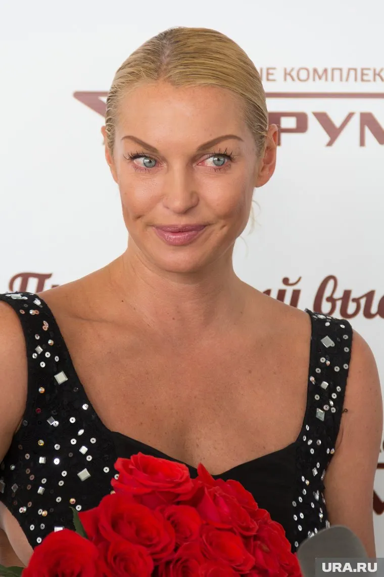 Анастасию Волочкову раскритиковали за слишком откровенный наряд на концерте