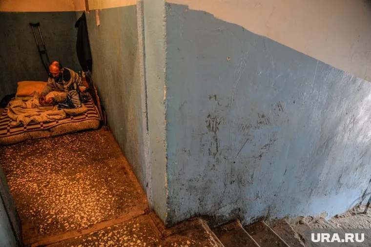 Валерий Вальков больше месяца живет в подъезде тюменской многоэтажки