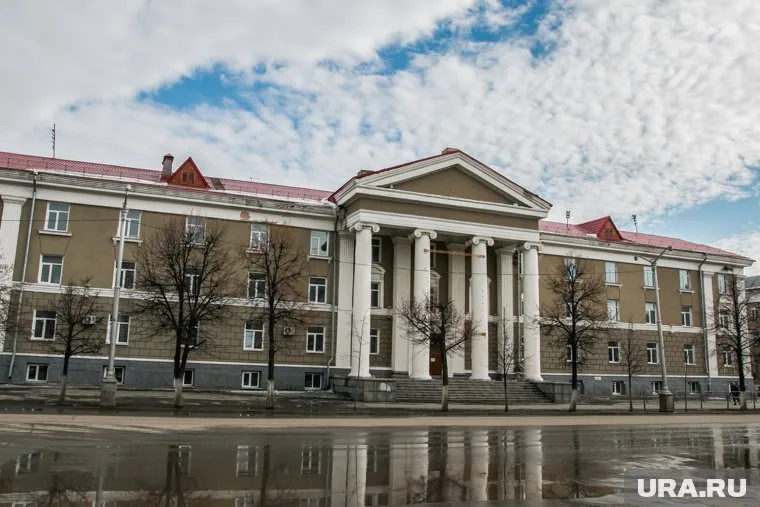 Здание ДТЮ ранее украшали три скульптуры пионеров