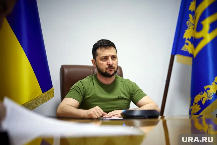 Владимир Зеленский (на фото) должен прекратить носить камуфляжный костюм, сказал Владимир Омелян