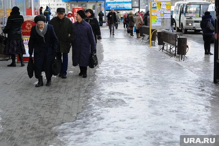 "Пожилым людям вообще лучше дома сидеть и без особой нужды не выходить на улицу, опасно"