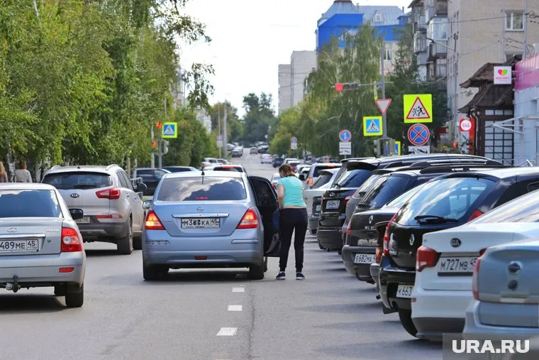 В Кургане на улице Володарского сложно припарковать машину