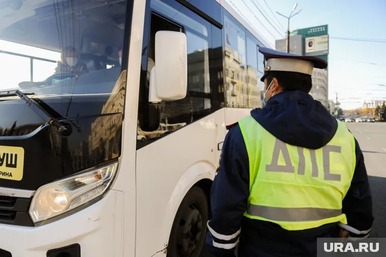 Водитель автобуса дождался приезда дорожных инспекторов (архивное фото)