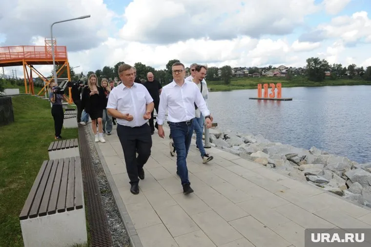 Сергей Кравцов (слева) и губернатор Алексей Текслер (справа) в Нязепетровске