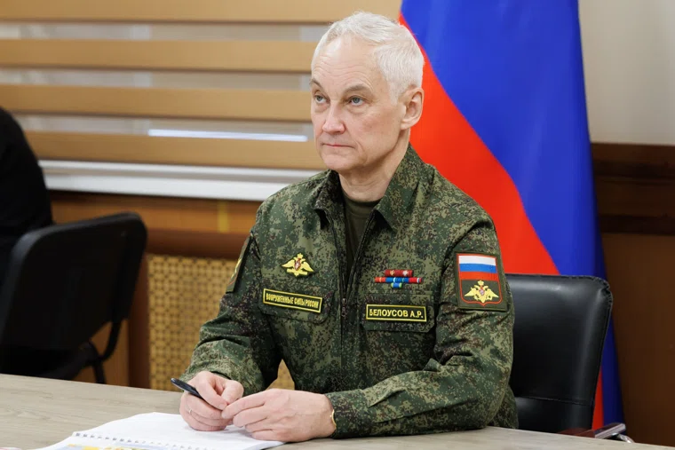 Министр также наградил отличившихся бойцов госнаградами