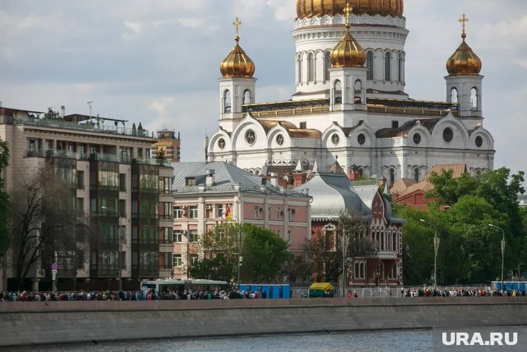 Очередь в храм Христа Спасителя есть, но она уже не такая большая