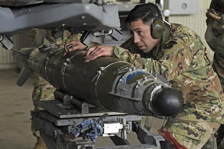 Гонка вооружений по-украински: кто больше всего поставляет оружия Киеву, на каком месте США