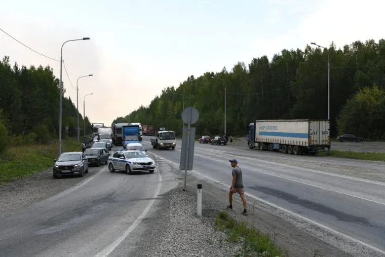 Горящий лес возле горы Волчиха. Свердловская область