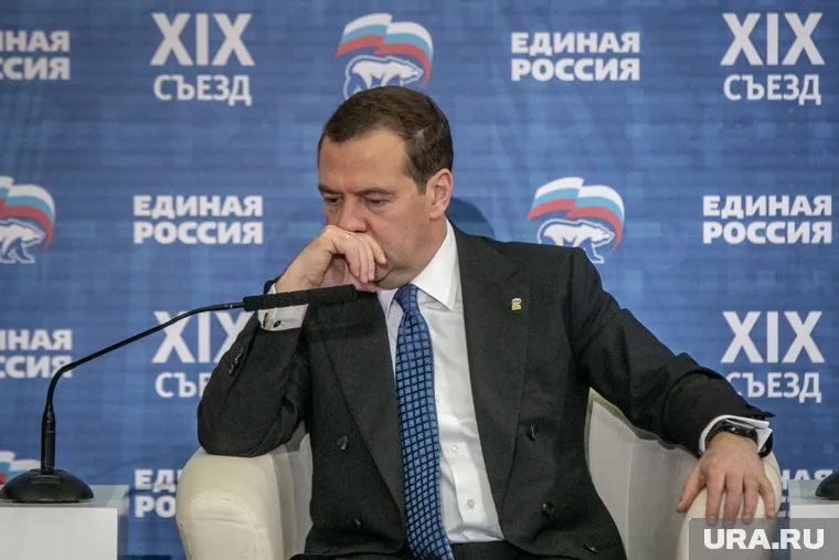 Ради новой должности Дмитрия Медведева президент готов изменить закон