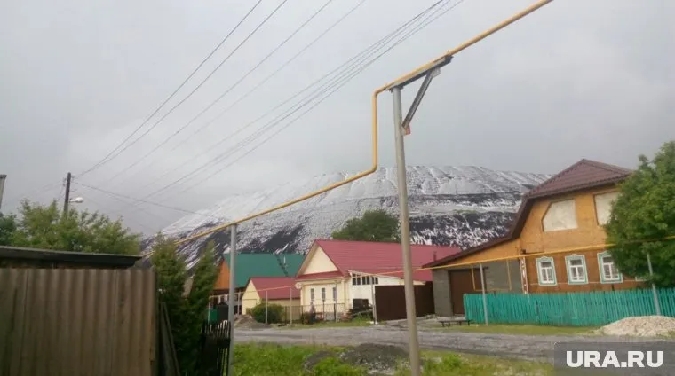 Угольно-черные отвалы "Уфалейникеля" после града выглядят куда живописнее