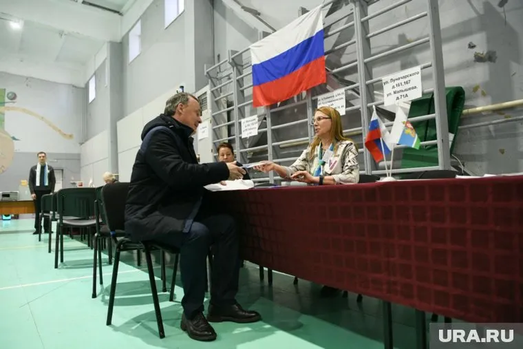 Алексей Орлов голосовал в ФОК «Факел» утром 17 марта