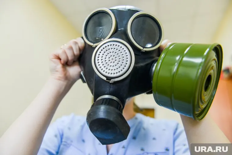 Учеников 6 класса заставили заниматься физкультурой в противогазах и химзащите