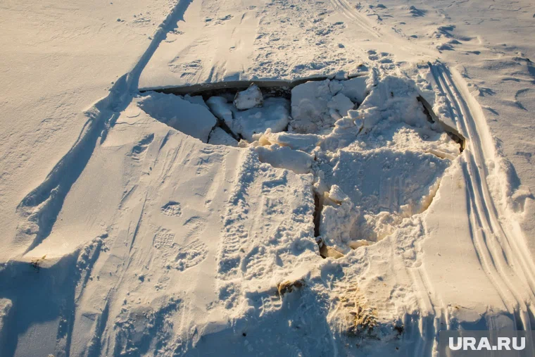 Комиссия обследует переправу 28 ноября (архивное фото)