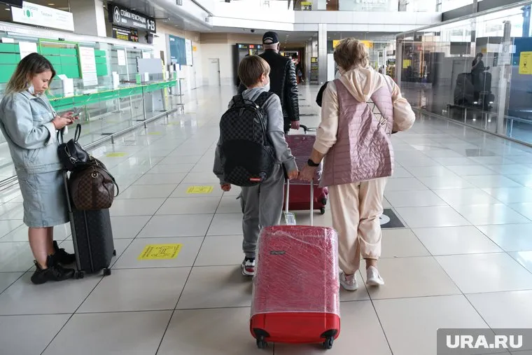 Желающих уехать из России становится меньше