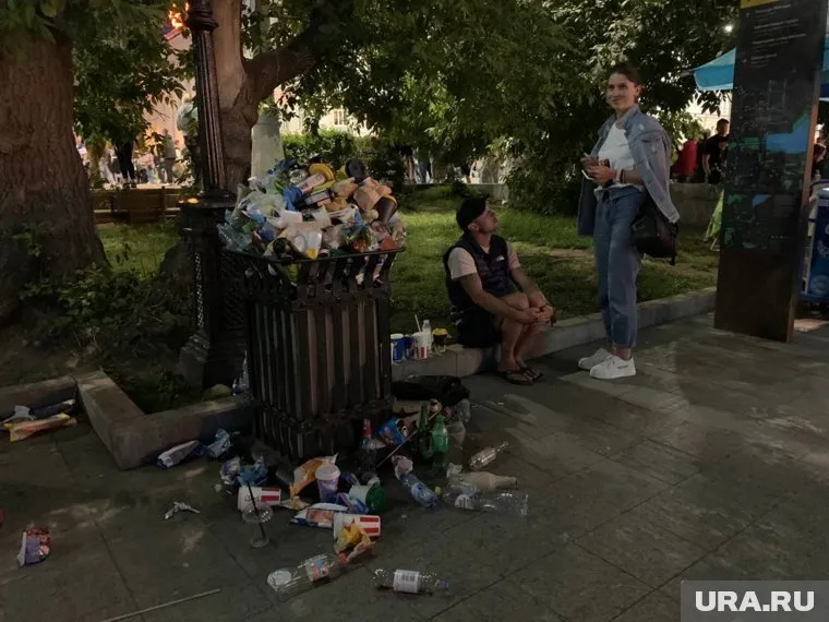 Мусорки были переполнены во всем центре Екатеринбурга