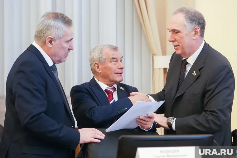 При входе в думу приходится выбирать - оставить прежние доходы или отказаться от них в пользу зарплаты депутата