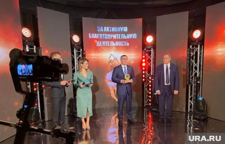 Награду из рук Алексея Текслера (в центре) получил гендиректор ЧЭМК Павел Ходоровский (первый справа)