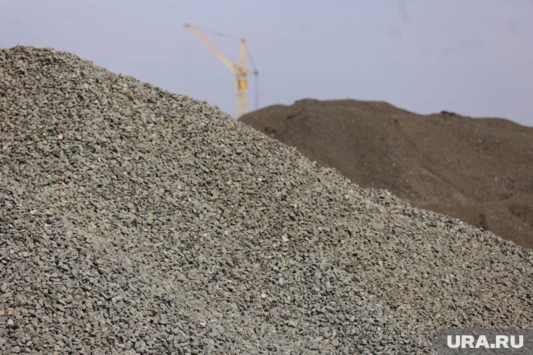 Курганцы заподозрили, что кто-то КАМАЗами ворует щебень с дороги к базе отдыха завода. Фото