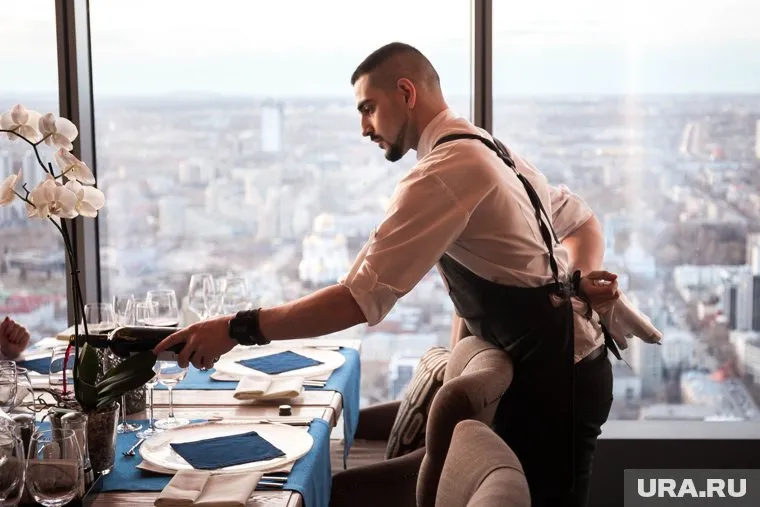 Официантам готовы платить до 80 тысяч рублей в месяц