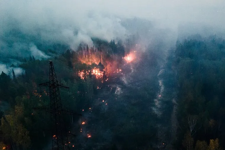 Горящий лес возле горы Волчиха. Свердловская область