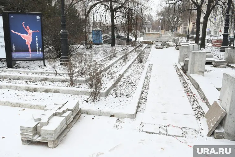 Реконструкция сквера за Оперным театром должна была завершиться 3 декабря