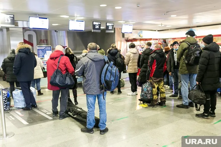 Екатеринбуржцы больше восьми часов не могут улететь домой из Новокузнецка