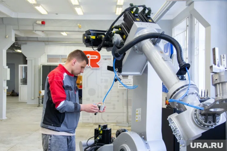 На курсе научат вводить в эксплуатацию, программировать и диагностировать промышленных роботов